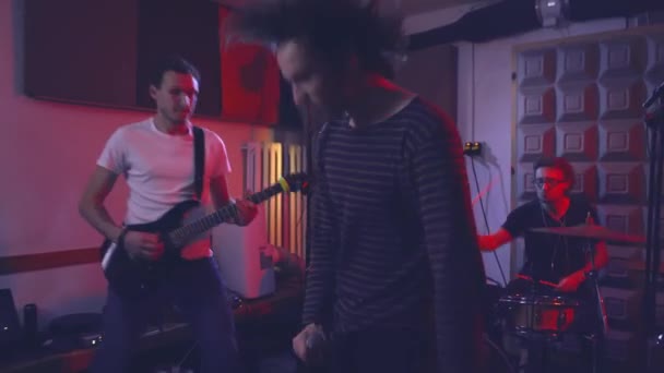 Piosenkarz Gitarzysta Perkusista Wykonują Piosenkę Rytmicznie Uderzając Głową Muzykę Zespół — Wideo stockowe