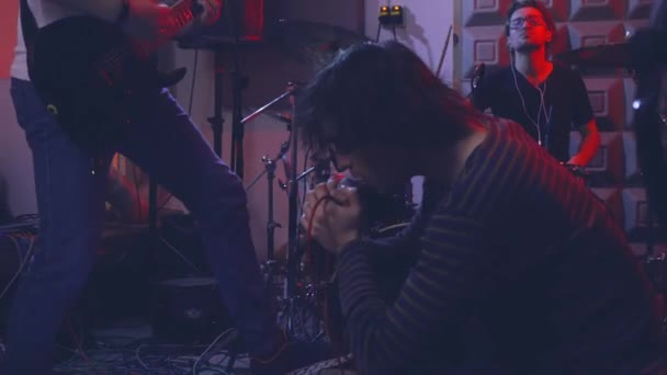 Τραγουδιστής Μιας Ροκ Μπάντας Γονατιστός Στο Πάτωμα Βγάζει Ένα Τραγούδι — Αρχείο Βίντεο