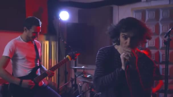 Chanteur Charismatique Groupe Rock Ceinturera Émotionnellement Une Chanson Dans Microphone — Video