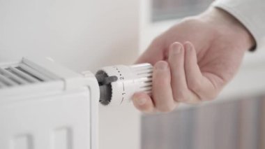 Adam radyatör termostatını sıfıra eşit en düşük değere getirip evin ısısını tamamen kapatıyor ve odayı havalandırmak için pencereyi açıyor. Isınma mevsiminin sonu..