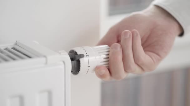 Pria Itu Mengubah Termostat Radiator Menjadi Nilai Minimum Sama Dengan — Stok Video