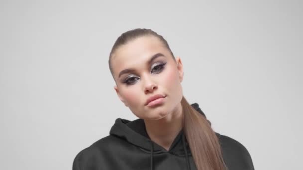 Piękna Modelka Nieskazitelną Skórą Skrzydlatym Eyelinerem Ubrana Modną Czarną Bluzę — Wideo stockowe