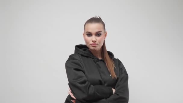 Egy Fiatal Női Divatmodell Hibátlan Bőrrel Szárnyas Szemceruzával Lófarkas Frizurával — Stock videók