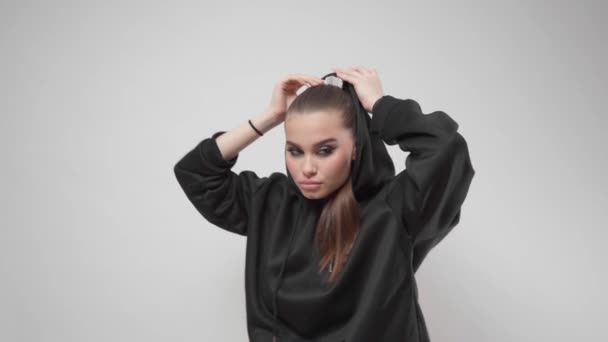 Young Woman Fashion Model Bold Makeup Winged Eyeliner Stylish Ponytail — Stock Video