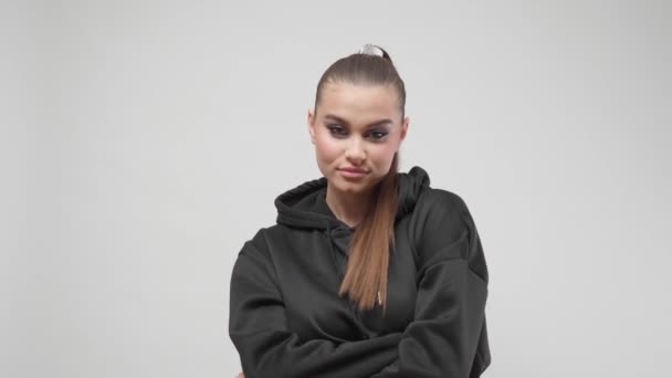 Una Modelo Femenina Joven Con Maquillaje Audaz Delineador Ojos Alado — Vídeos de Stock