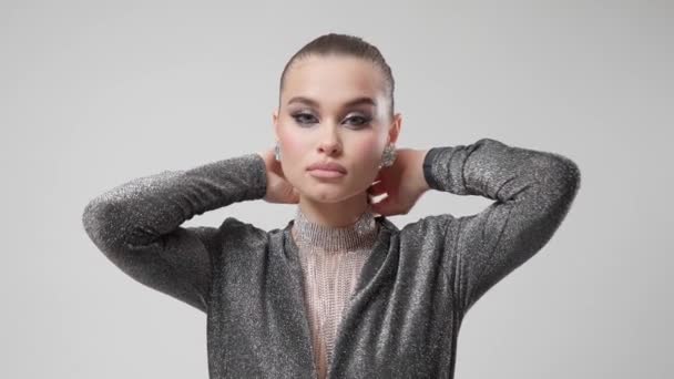 Piękna Młoda Kobieta Pięknym Ekspresyjnym Makijażem Stylowa Fryzura Kucyk Spektakularna — Wideo stockowe