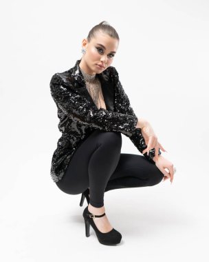 Şık pullu ceketli, muhteşem makyajlı ve şık saç stili 