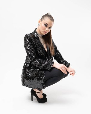 Şık pullu ceketli, muhteşem makyajlı ve şık saç stili 