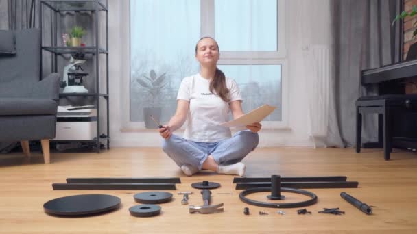 Egy Csukott Szemmel Ülő Elégedetten Meditál Miközben Utasításokkal Csavarhúzóval Kezében — Stock videók