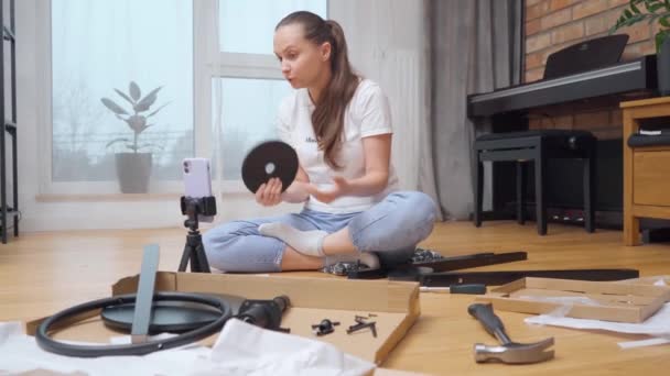 Seorang Wanita Membuat Panggilan Video Layanan Dukungan Pelanggan Dan Menunjukkan — Stok Video