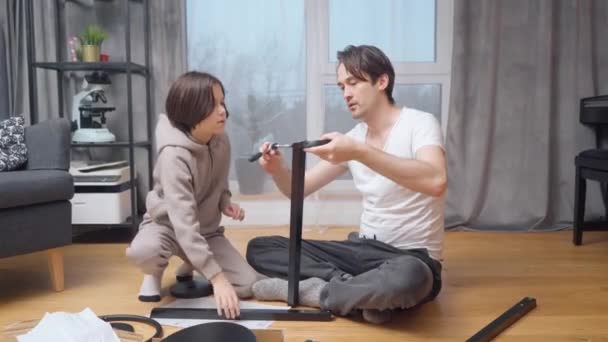 Der Vater Bringt Dem Kind Bei Die Schrauben Selbst Mit — Stockvideo