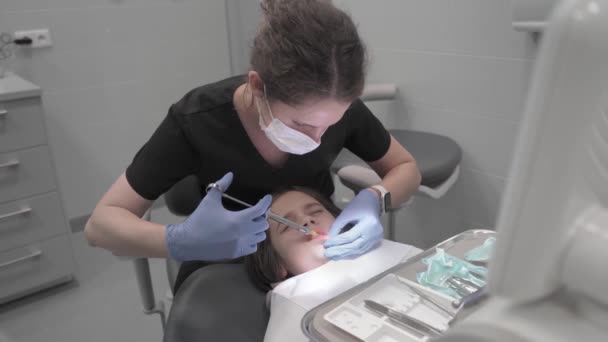 Єкція Інфільтраційної Анестезії Шприцом Гумку Перед Видаленням Дитячого Зуба Стоматолог — стокове відео