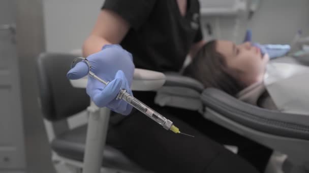 Jeringa Anestesia Con Una Ampolla Analgésico Mano Del Dentista Dentista — Vídeo de stock
