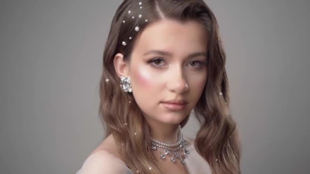 Piękna Młoda Modelka Eleganckiej Sukience Biżuterią Oświadczenie Makijaż Wieczorem Fryzurę — Wideo stockowe