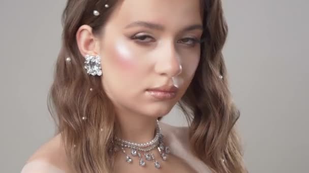 Młoda Piękna Modelka Pięknie Ułożonymi Włosami Ozdobionymi Perłami Makijażem Wieczorowym — Wideo stockowe