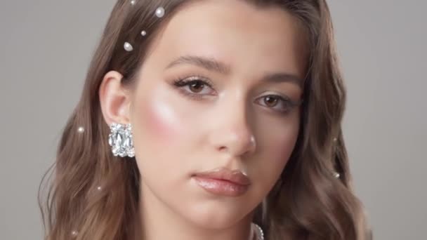 Młoda Piękna Brunetka Brązowymi Oczami Pięknie Ułożonymi Brązowymi Włosami Ozdobionymi — Wideo stockowe