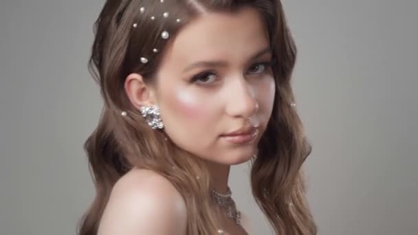 Futura Novia Con Peinado Solemne Decorado Con Perlas Maquillaje Noche — Vídeos de Stock