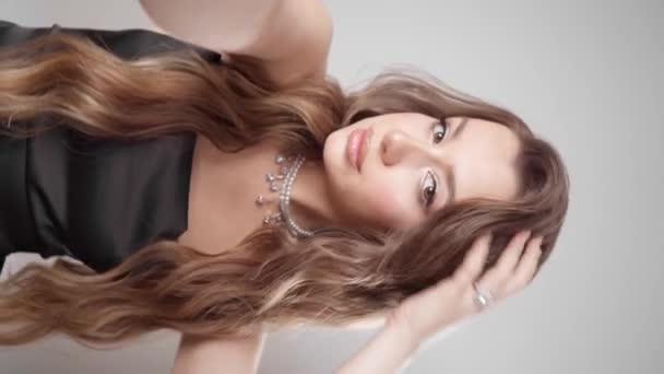 Akşam Makyajı Saç Stili Mücevheri Olan Zarif Giyimli Bir Kız — Stok video