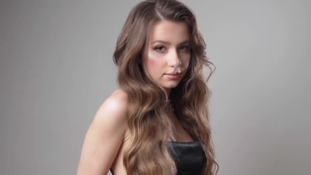 Wytworna Modelka Makijażem Wieczorowym Fryzurą Pokazuje Drogi Piękny Naszyjnik Diamentami — Wideo stockowe