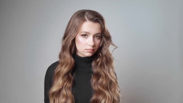 Seorang Gadis Sedih Dengan Rambut Cokelat Panjang Dalam Suasana Hati — Stok Video