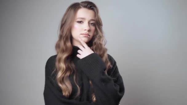 Kafası Karışmış Bir Kız Düşünce Şüphelere Dalmış Zihinsel Olarak Bir — Stok video