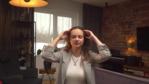 Eine Frau Mit Nass Gewaschenem Haar Erklärt Und Zeigt Auf — Stockvideo