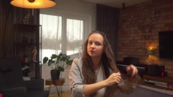 Eine Frau Zeigt Und Erzählt Wie Man Mit Ihren Eigenen — Stockvideo