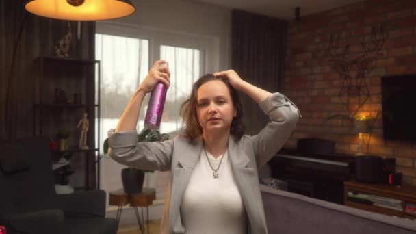 Eine Frau Sprüht Friseurschaum Auf Ihr Haar Der Friseur Zeigt — Stockvideo