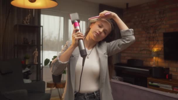 Eine Frau Trocknet Ihre Haare Und Stellt Mit Haartrockner Und — Stockvideo