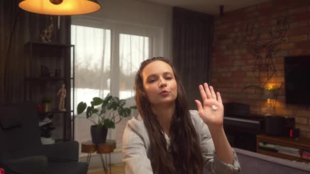 Eine Frau Drückt Mit Einem Spender Eine Thermoprotektive Haarcreme Aus — Stockvideo