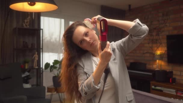 Ένα Επαγγελματικό Βίντεο Φροντιστήριο Για Styling Μακρύ Απείθαρχο Σγουρά Μαλλιά — Αρχείο Βίντεο