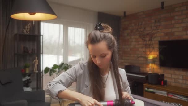 Una Mujer Enrolla Rizos Accesorio Cepillo Usando Secador Pelo Multi — Vídeos de Stock