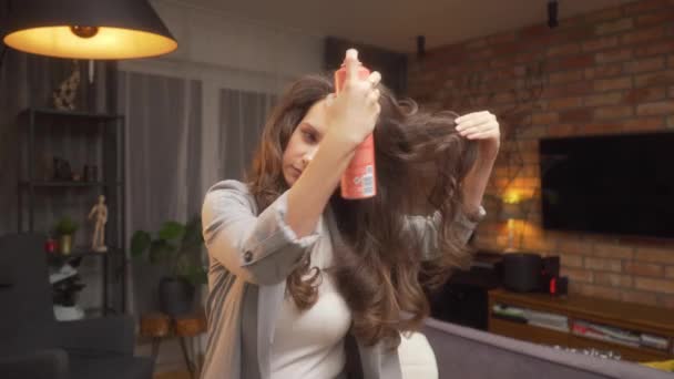 Eine Frau Sprüht Locken Mit Haarspray Ein Voluminöses Styling Erzeugen — Stockvideo
