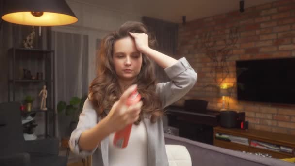 Жінка Зморщує Вибухівку Завитки Допомогою Спрею Волосся Щоб Створити Ємний — стокове відео