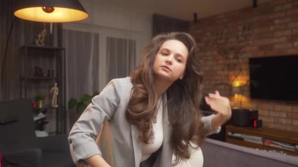 Een Vrouwelijke Stylist Sproeit Krullen Met Haarspray Shows Legt Een — Stockvideo