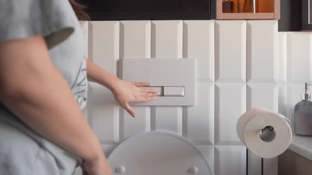 Жінка Натискає Кнопку Змиву Туалеті Щоденні Ранкові Санітарно Гігієнічні Процедури — стокове відео