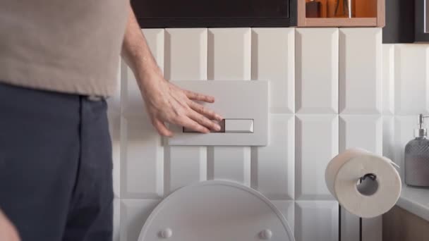 Seorang Pria Menekan Tombol Siram Toilet Setiap Hari Sanitasi Pagi — Stok Video