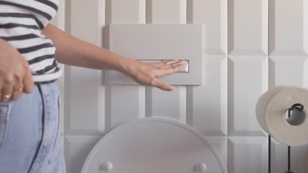 Femeia Apasă Butonul Spălare Ecologică Toaleta Ecologică Mecanism Spălare Debit — Videoclip de stoc