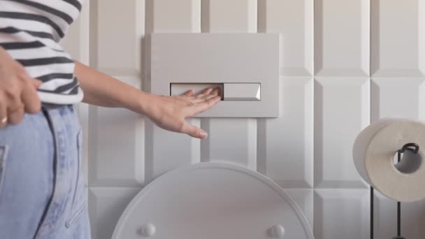 Kobieta Spłukuje Toaletę Częste Wizyty Toalecie Powodu Objawów Chorób Takich — Wideo stockowe
