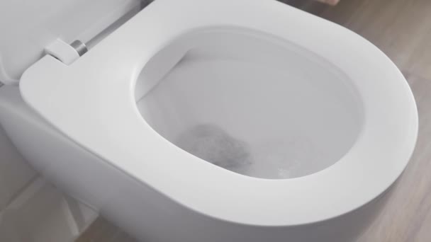 Une Chasse Eau Complète Dans Les Toilettes Avec Grand Débit — Video