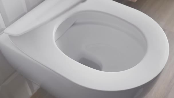 Öppnar Toalettlocket Modern Vvs Vattenförsörjning Och Avlopp Hygienregler Vid Användning — Stockvideo