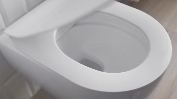 Öppna Toalettlocket Och Lyft Toalettstolen Modern Vvs Vattenförsörjning Och Avlopp — Stockvideo