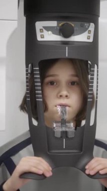 Diş röntgeni makinesi bebeğin bebek dişlerinin ve çenesinin fotoğrafını çeker. Diş kliniğinin yüksek teknolojili tıbbi ekipmanlarını kullanarak teşhis ve muayene. Hastanın doktor randevusu var..
