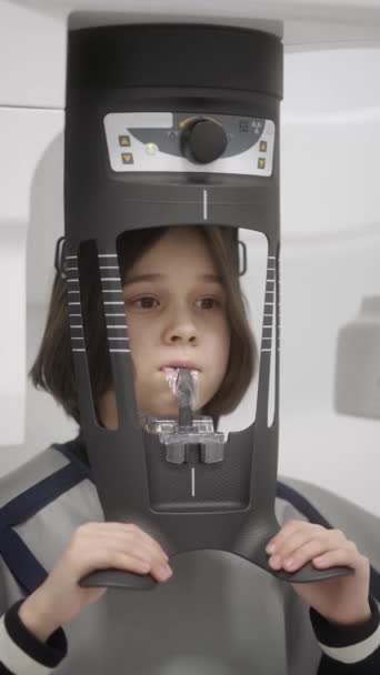 Vid Mottagningen Hos Den Pediatriska Tandläkaren Röntgas Barnet Med Mjölktänder — Stockvideo