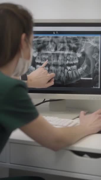 Nauczyciel Stomatologii Prowadzi Praktyczne Zajęcia Ortodoncji Pokazuje Stażystom Uniwersytecie Strukturę — Wideo stockowe