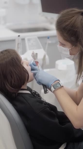 Dentysta Dziecięcy Wykonuje Fluoryzację Dziecięcych Zębów Stosowanie Fluorku Celu Zapobiegania — Wideo stockowe