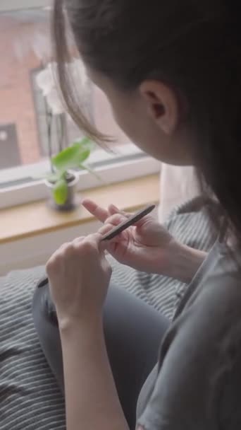 Młoda Kobieta Domu Samodzielnie Wypełnia Swoje Naturalne Paznokcie Pilnikiem Paznokci — Wideo stockowe