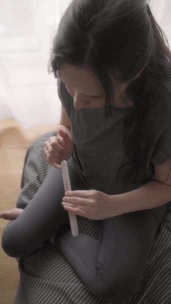 Een Jong Meisje Geeft Zichzelf Een Manicure Thuis Bestanden Natuurlijke — Stockvideo