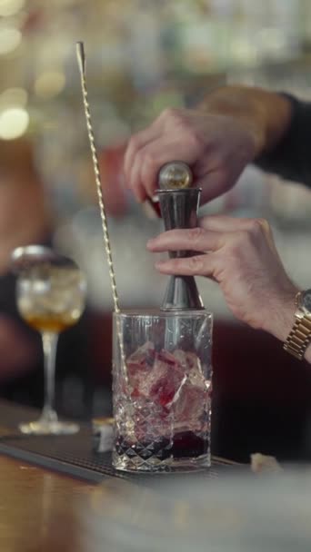Barman Nalije Porci Whisky Láhve Džiggeru Smíchá Přísady Studené Sklenice — Stock video