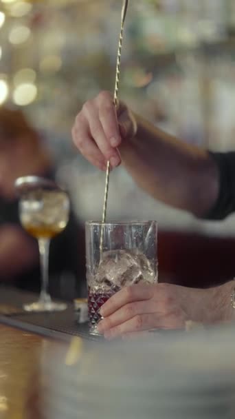 Barman Usa Uma Colher Bar Para Misturar Ingredientes Coquetel Copo — Vídeo de Stock